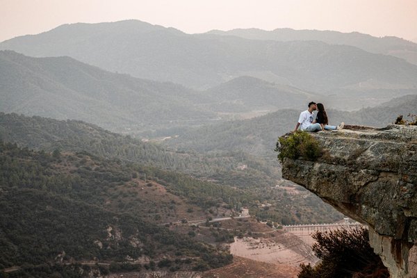 Comment organiser un séjour en Écosse avec des visites de distilleries de whisky et des randonnées dans les Highlands?